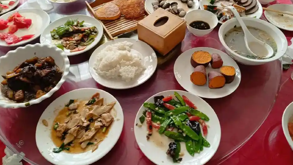 县城老板开百万豪车吃顾客剩菜热搜配图
